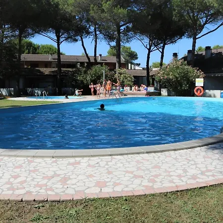 Apartmán Colorful With Shared Pool And Garden *