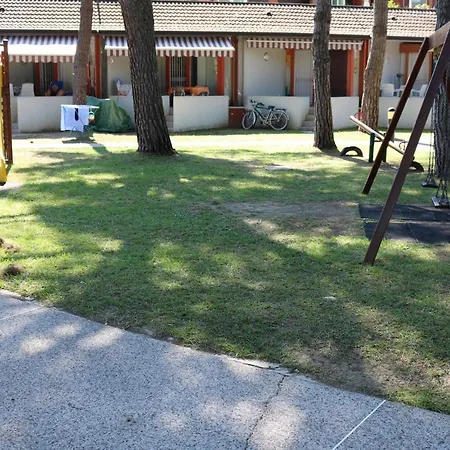 Apartmán Colorful With Shared Pool And Garden