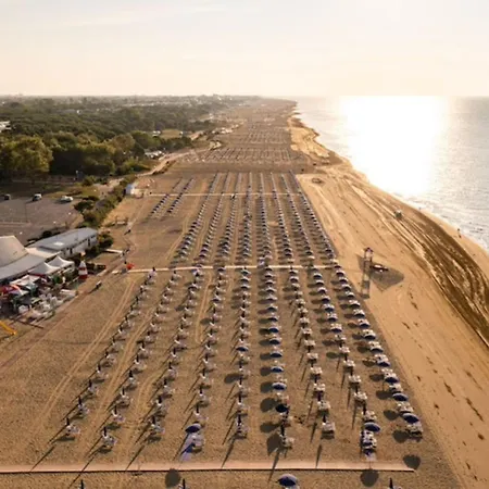 Appartement Colorful With Patio Bibione
